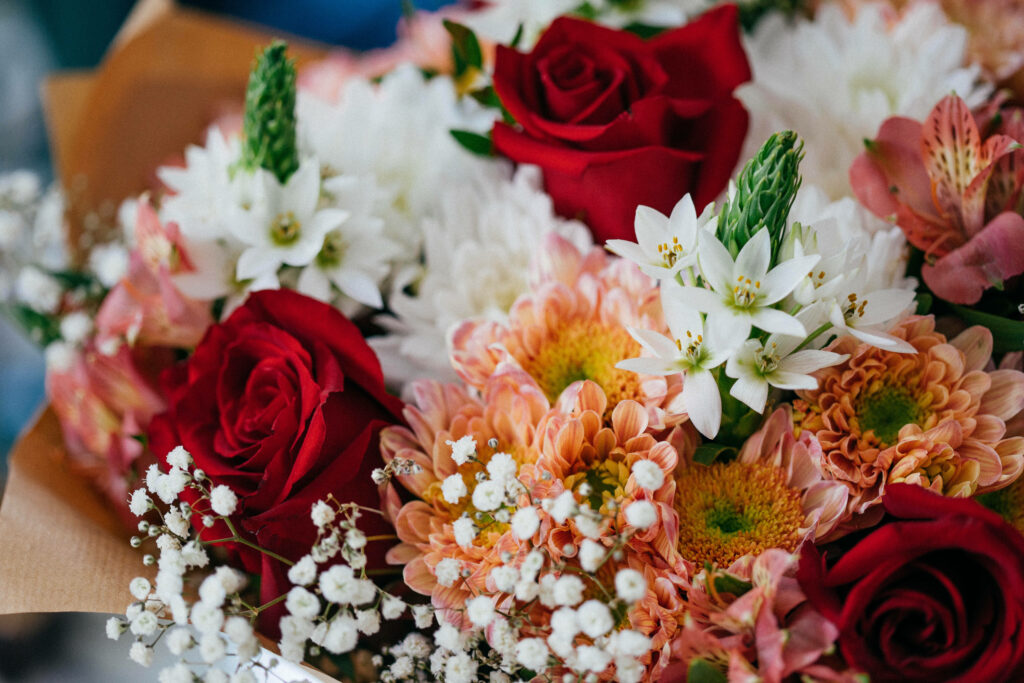 Elegant Floral Wallpaper: Red Roses & Chrysanthemums Bouquet