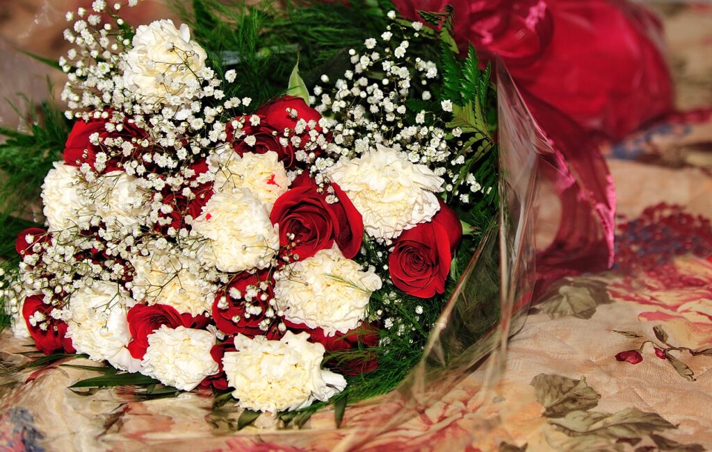 Elegant Floral Wallpaper: Red Roses, White Carnations & Gypsophila