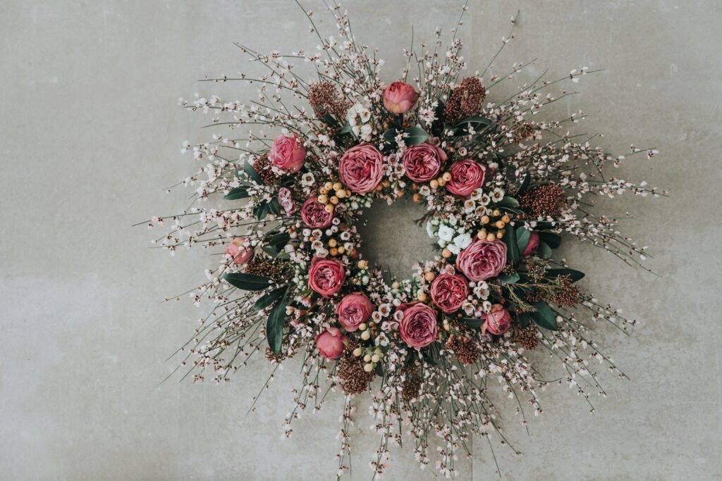 Elegant Floral Wreath Wallpaper with Roses and Blooms - Decorative Background