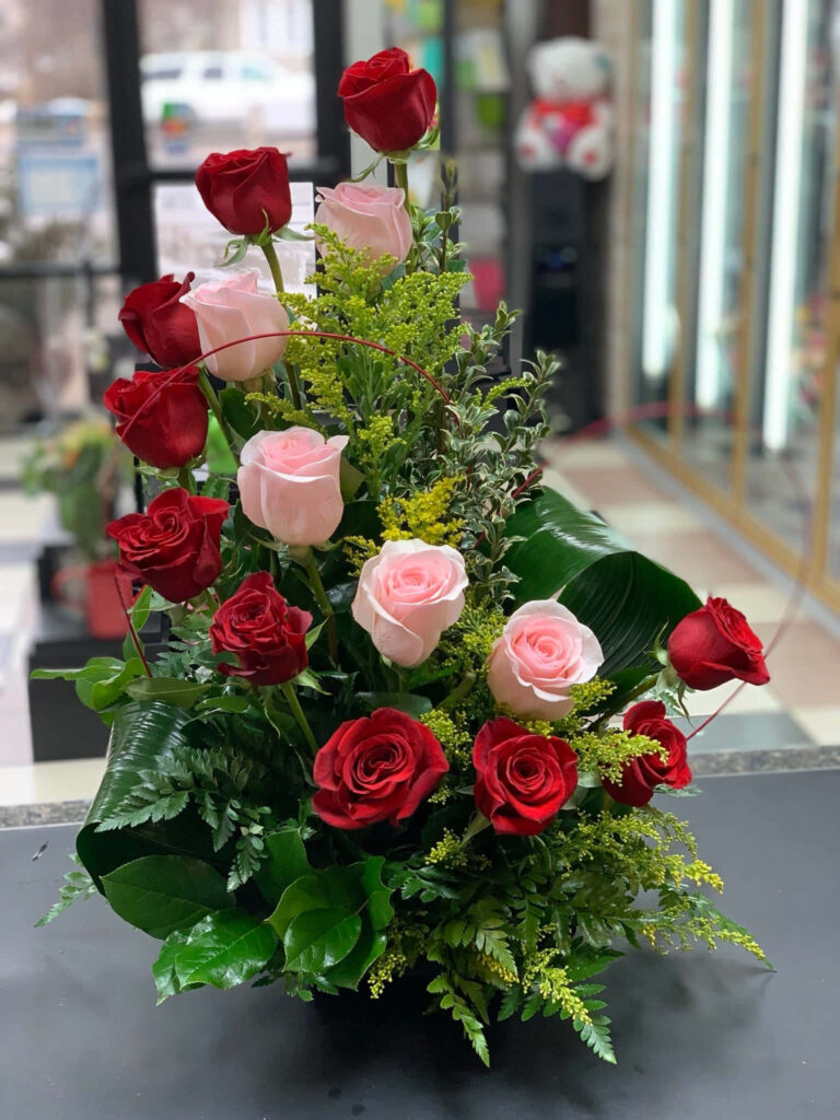 Elegant Floral Wallpaper: Vibrant Red & Pink Roses in Greenery