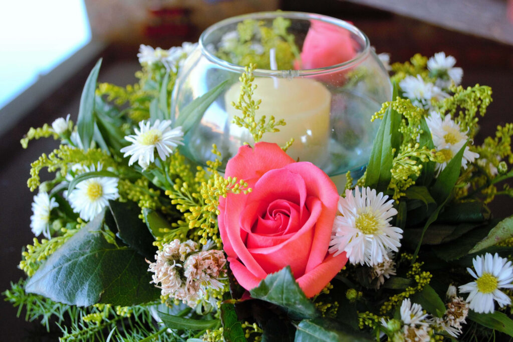 Elegant Floral Wedding Centerpiece: Pink Roses & White Daisies Wallpaper