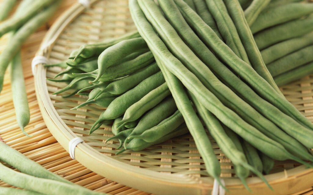 Fresh Green Beans on Rustic Platter: Organic Culinary Wallpaper