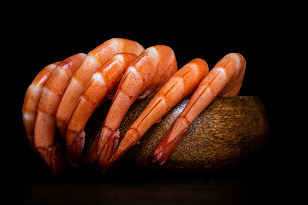 Elegant Prawn Wallpaper: Freshly Cooked in Rustic Wooden Bowl