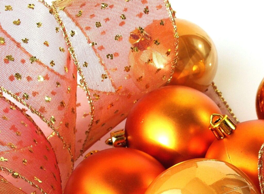 Elegant Gold Christmas Decorations: Shimmering Baubles & Ribbons Wallpaper