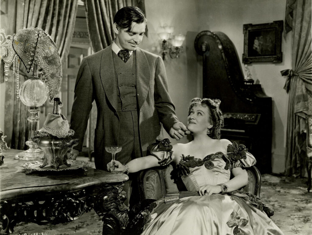 Elegant Gone With the Wind Wallpaper: Rhett & Scarlett's Iconic Scene