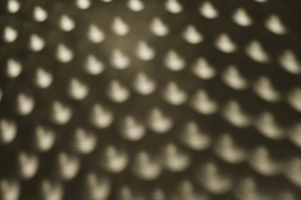 Grayscale Abstract Wallpaper: Light & Shadow Teardrop Patterns