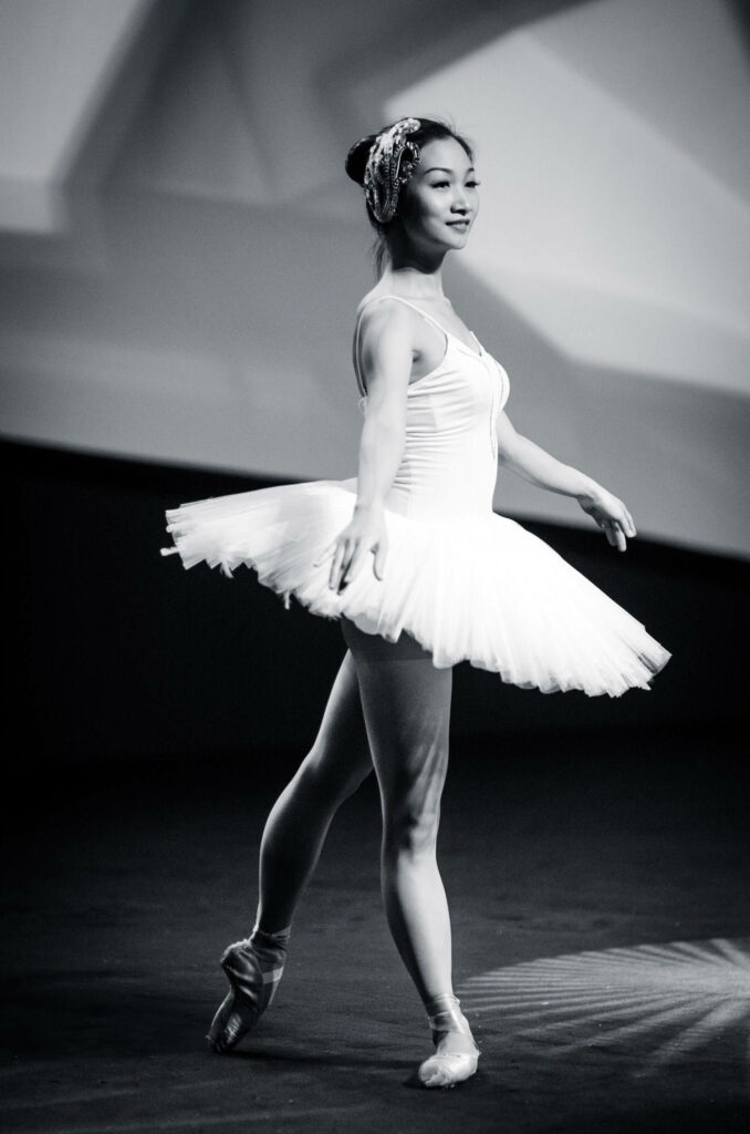 Elegant Grayscale Ballet Dancer Wallpaper in Timeless Monochrome