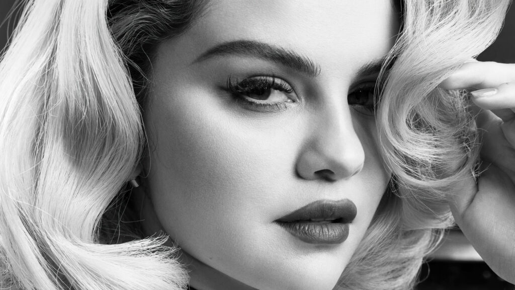 Elegant Greyscale Wallpaper of Selena Gomez: Captivating Close-Up