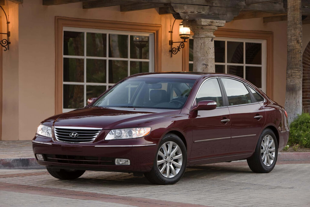 Elegant Hyundai Azera: Stylish Architectural Wallpaper Background