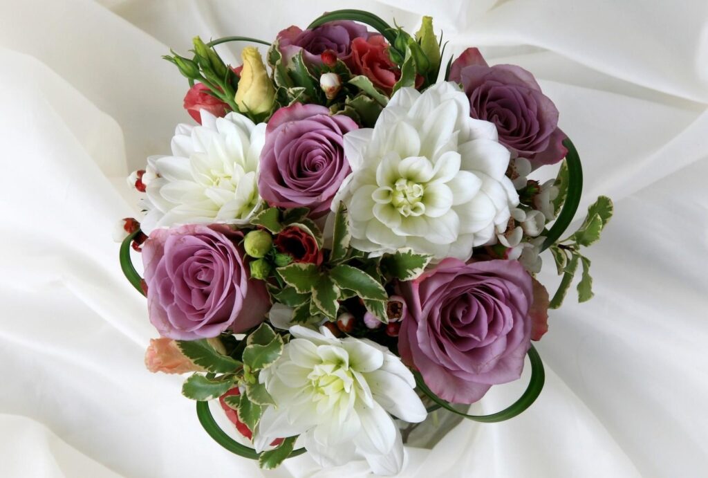 Elegant Lilac Roses & White Lisianthus Bouquet on Soft Background Wallpaper
