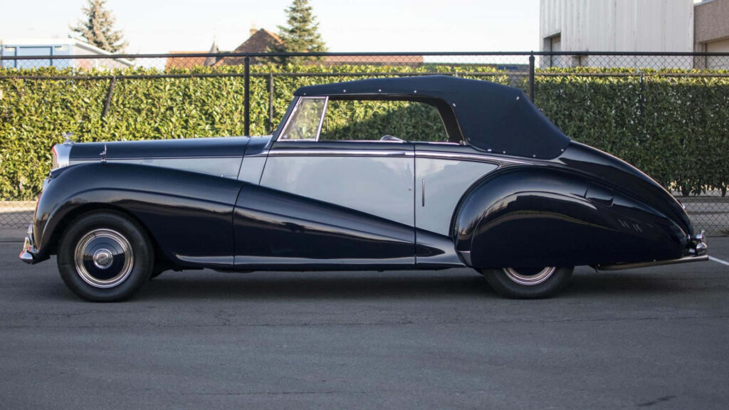 Prestigious Vintage: Bentley Mark VI - A Masterpiece of Elegance, Luxury, and Craftsmanship Wallpaper