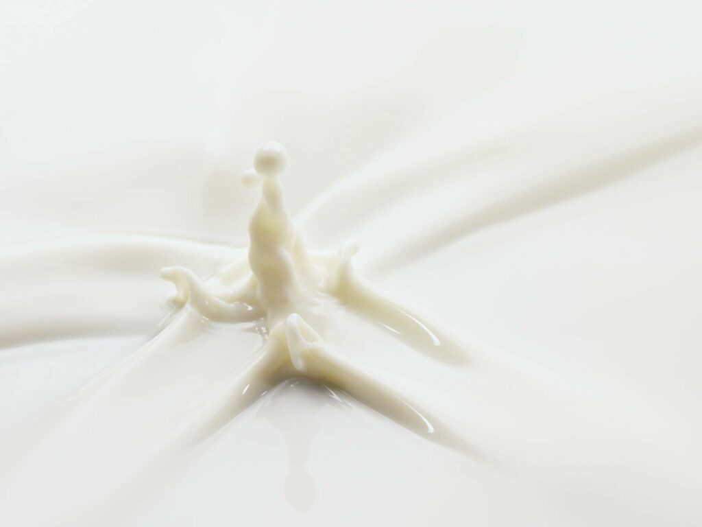 Dynamic White Liquid Splash Wallpaper - Mid-Motion Milk Effect