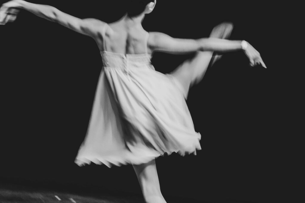 Elegant Monochromatic Dancer Artwork: Fluid Motion & Artistic Expression Wallpaper