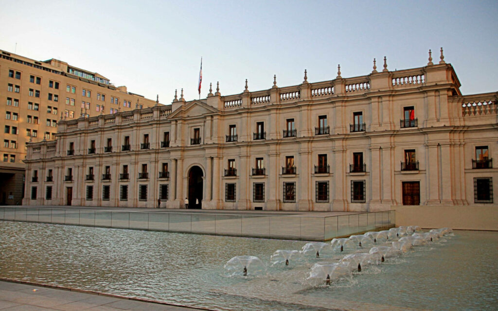 Palacio de la Moneda Wallpaper: Architectural Elegance & Serenity