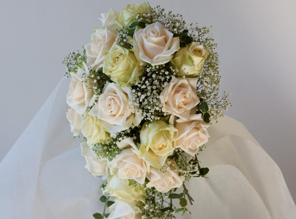 Elegant Pale Rose and Gypsophila Bouquet Wallpaper Background