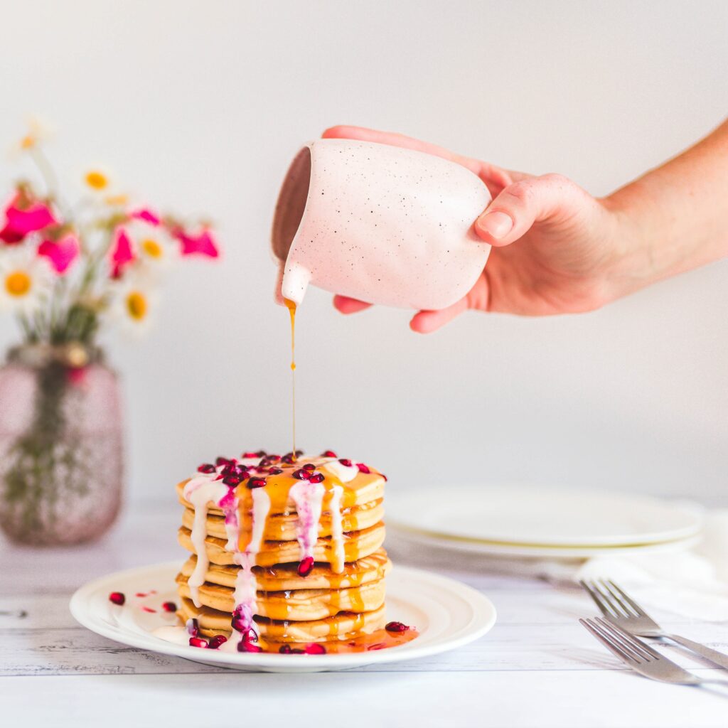 Pancake Wallpaper: Elegant Breakfast with Pomegranate & Syrup