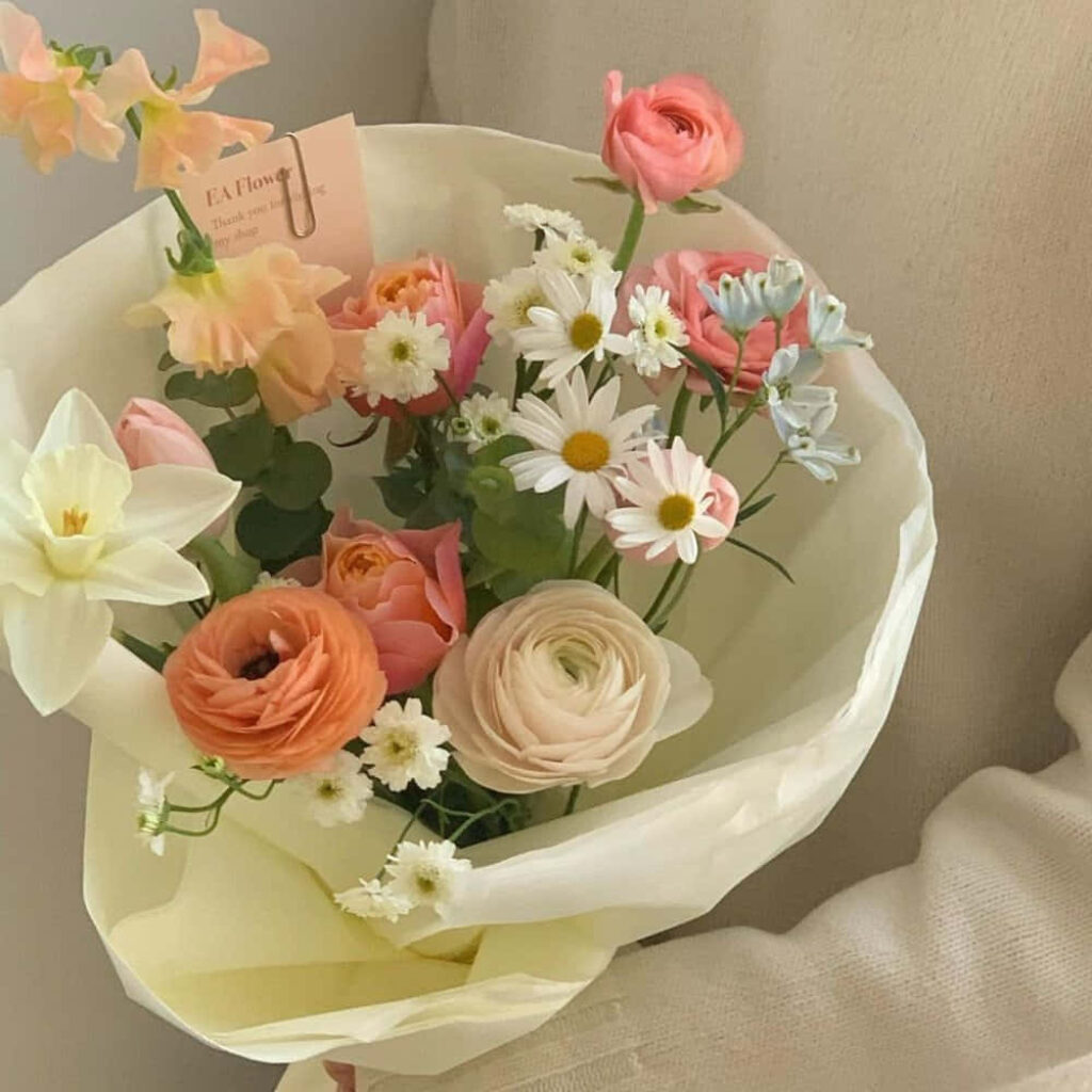 Elegant Flower Bouquet Wallpaper: Pastel Ranunculus & Daisies Aesthetic