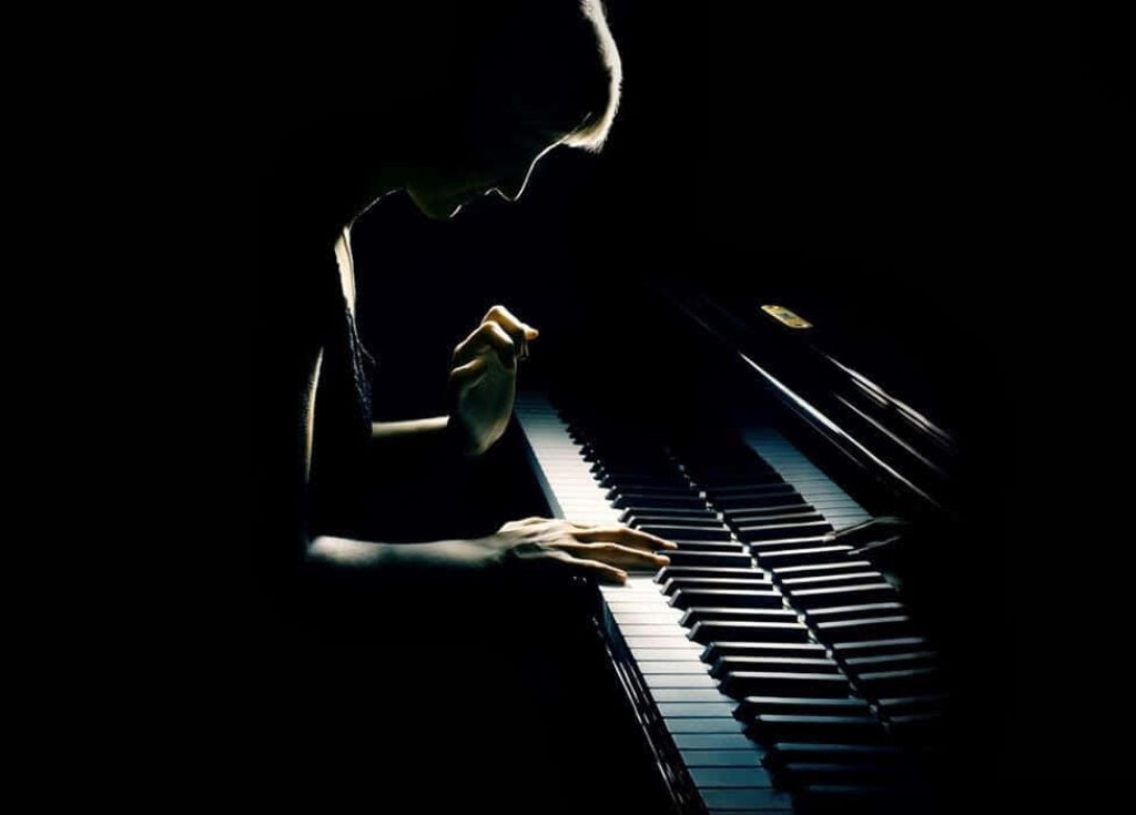 Elegant Pianist Portrait: A Symphony of Colors Wallpaper Background