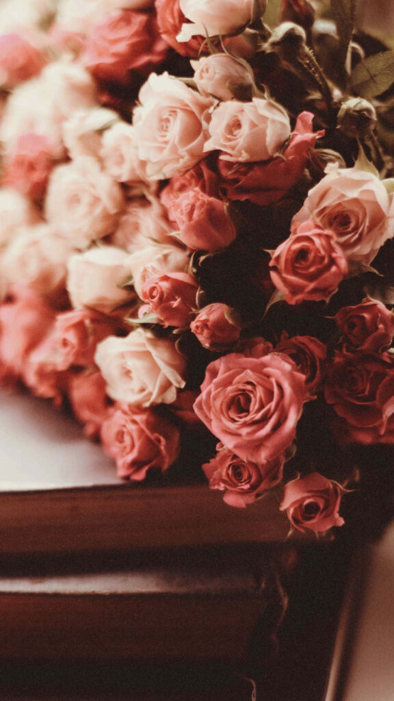 Elegant Pink & Red Rose Bouquet Wallpaper with Warm Lighting