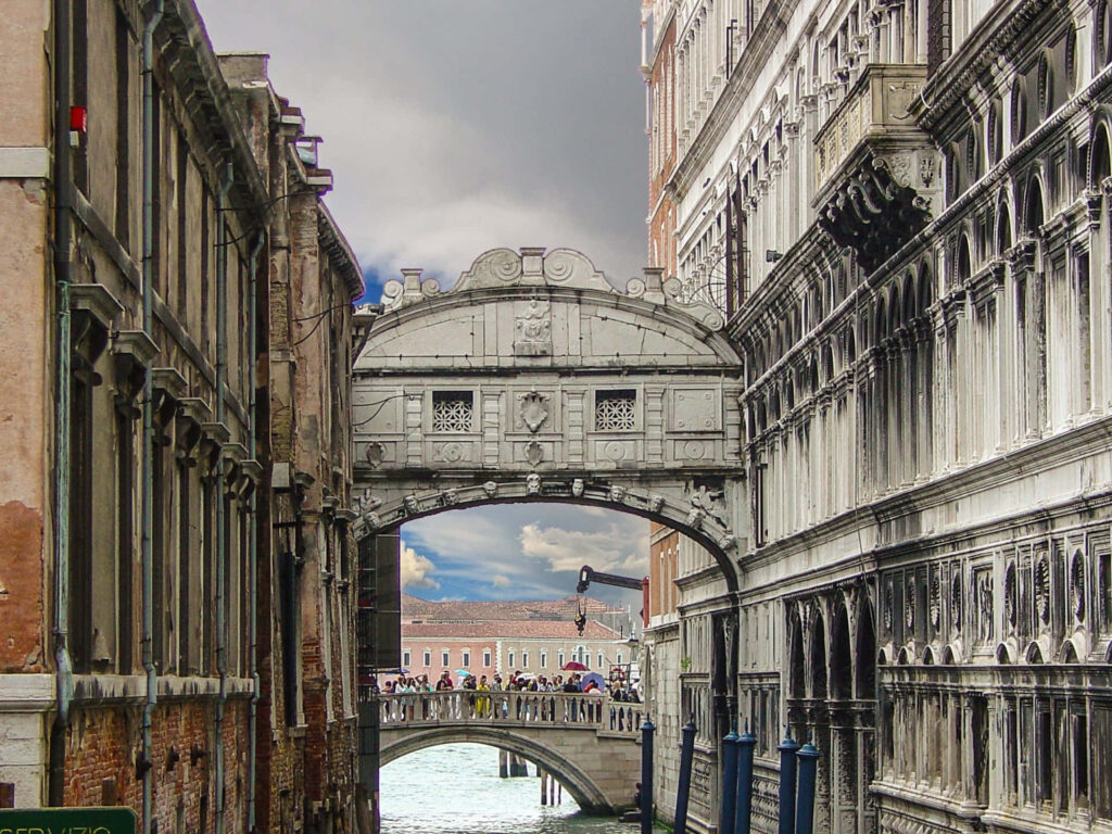 Elegant Bridge of Sighs Wallpaper - Baroque Architecture in Venice
