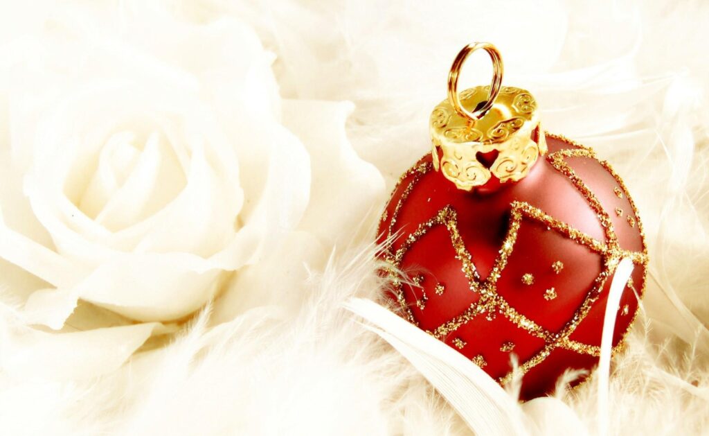 Elegant Red Christmas Ornament Wallpaper with Gold Glitter & Roses