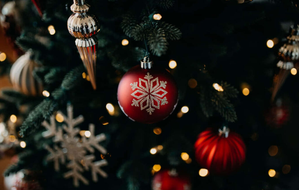 Elegant Christmas Tree Close-Up: Red & Silver Ornaments & Fairy Lights Wallpaper