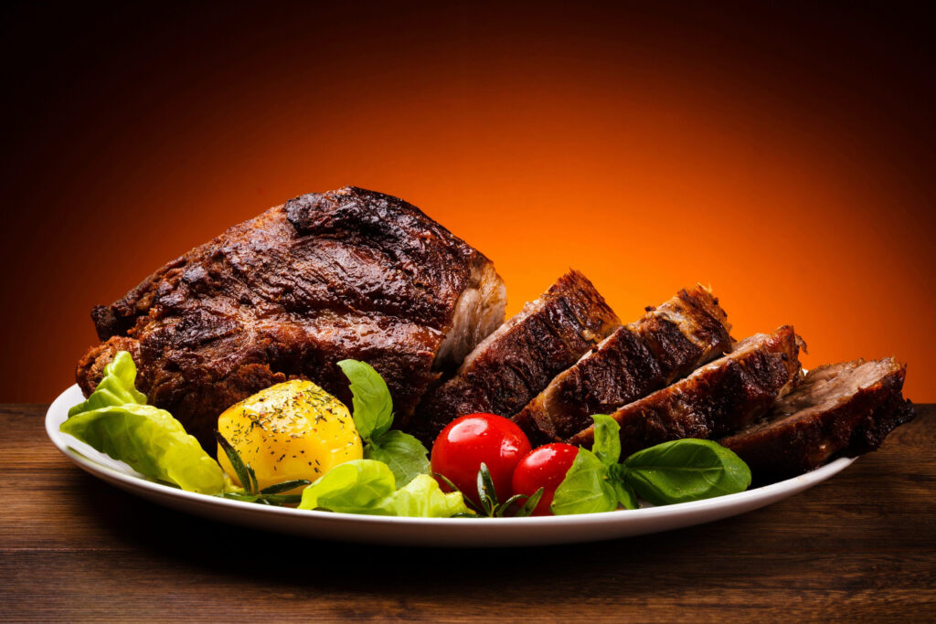 Elegant Roast Beef Dinner Wallpaper with Tender Slices & Fresh Veggies