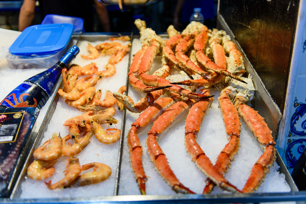 Elegant Seafood Market Display: Fresh King Crab & Shrimp on Ice Wallpaper
