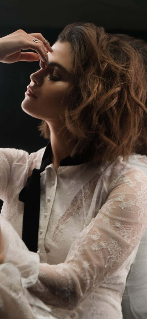 Elegant Selena Gomez Wallpaper: Timeless Style & Chic Vibes