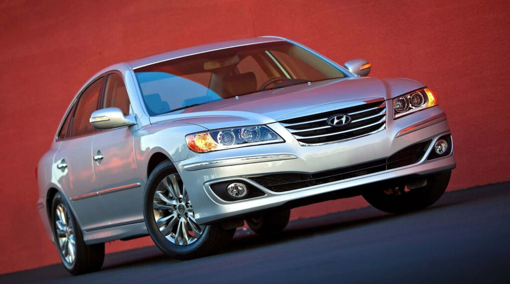Sleek Silver Hyundai Azera Wallpaper: Elegant Motion & Modern Design