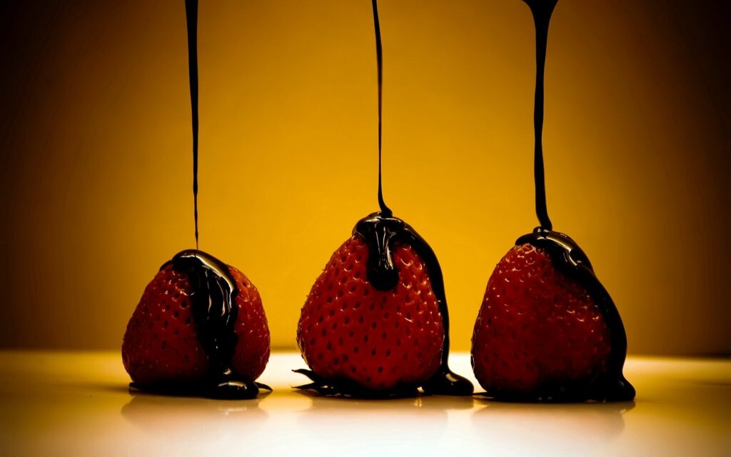 Elegant Strawberry Wallpaper: Ripe Berries with Dark Chocolate