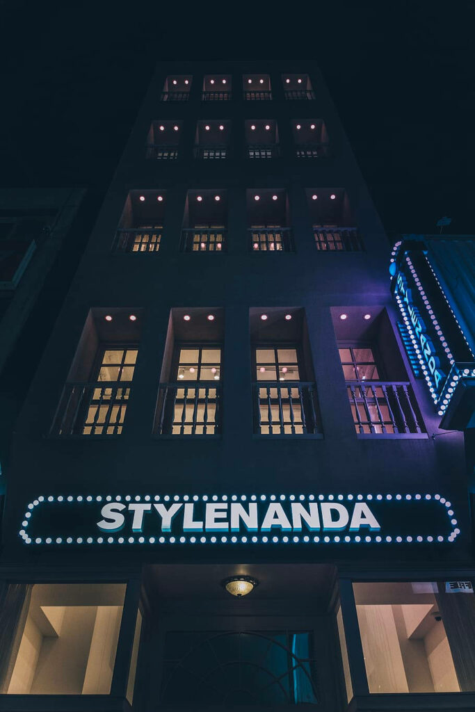 Luxurious Stylenanda Hotel Wallpaper: Elegant Architectural Design