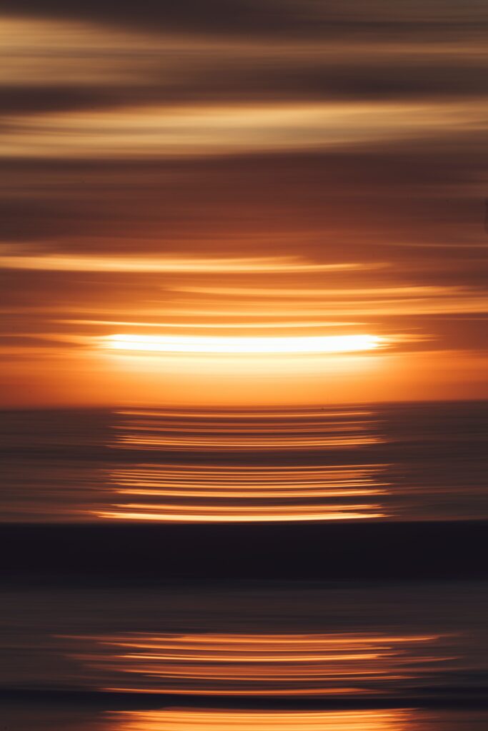 Elegant Sunset-Inspired Abstract Wallpaper with Soft Horizontal Stripes