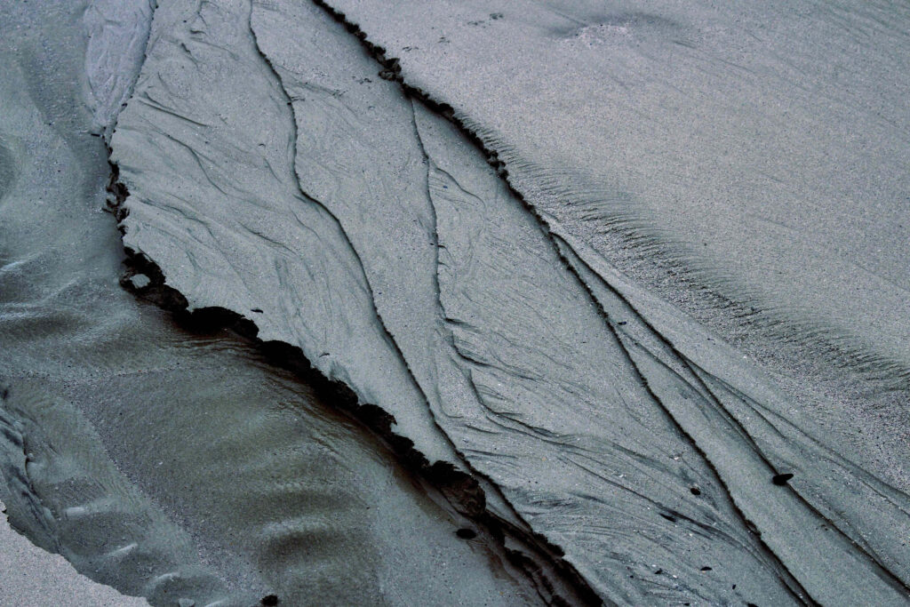 Intricate Gray Textured Wallpaper: Natural Patterns & Sand-Like Layers