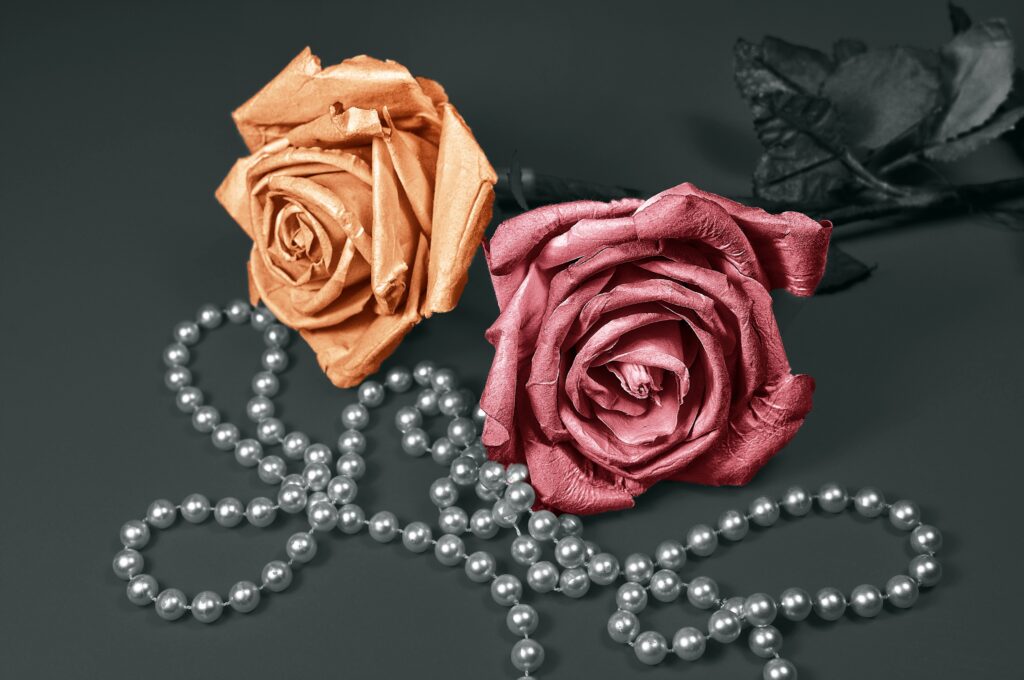Elegant Rose Wallpaper: Golden & Pink Roses with Pearl Accents