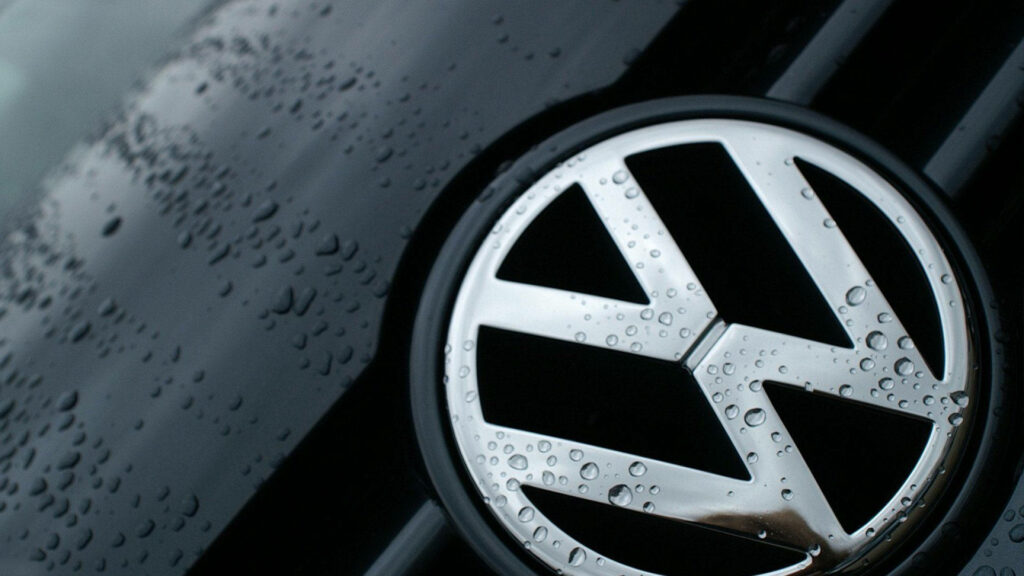 VW Logo Close-Up Wallpaper: Adventure & Elegance with Water Droplets