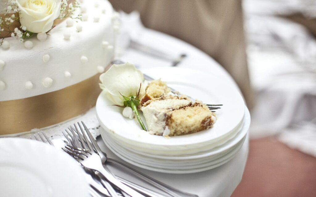 Elegant Wedding Cake with White Rose - Festive Wallpaper Background
