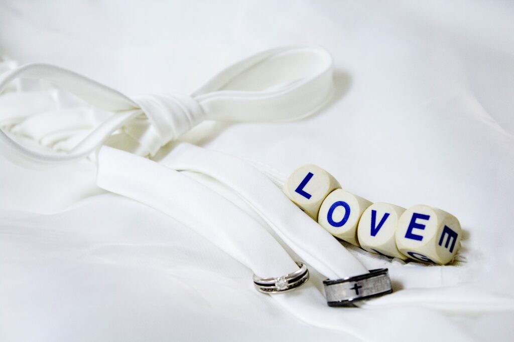 Elegant 3600x2400 Wallpaper: Romantic Ribbons & Wedding Rings