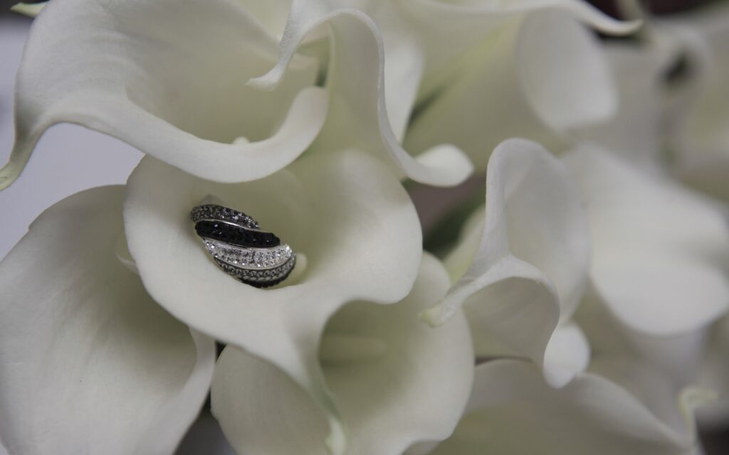 Elegant White Calla Lilies & Ring - Beautiful Floral Wallpaper