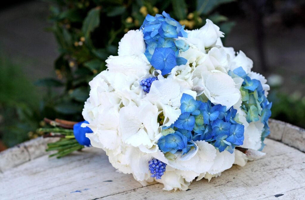 Elegant Floral Wallpaper: White Hydrangeas & Blue Muscari Bouquet