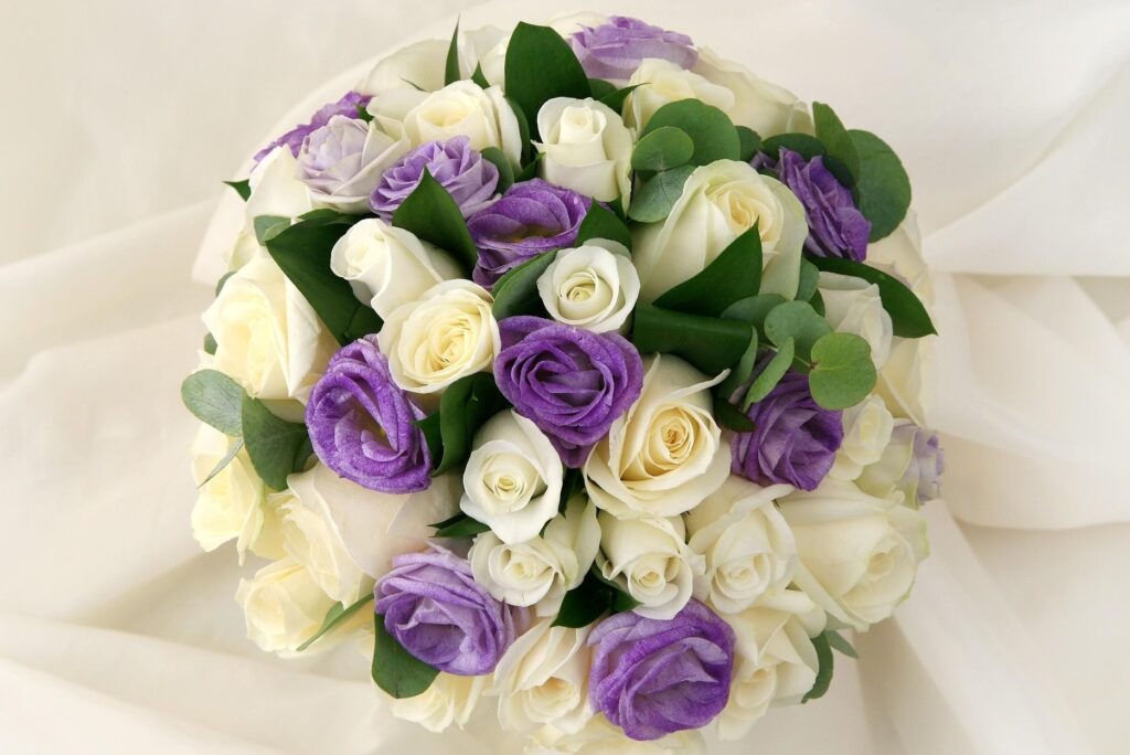 Elegant Floral Wallpaper: White Roses & Purple Lisianthus Bouquet