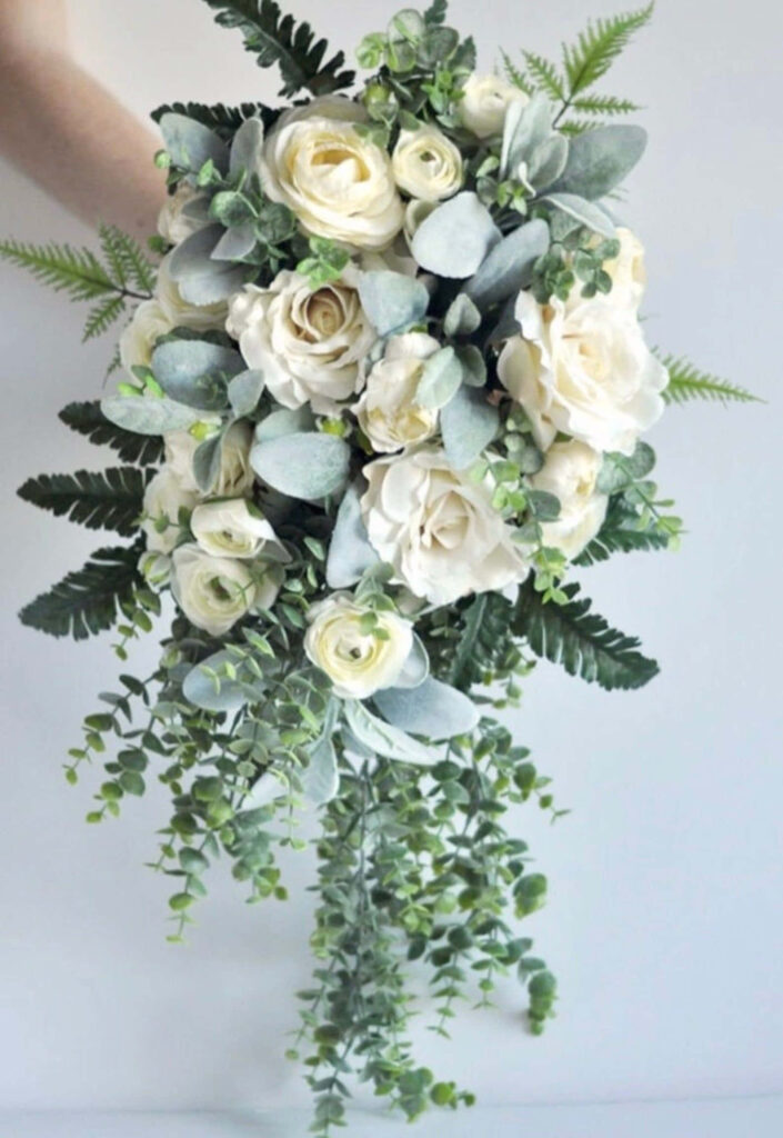 Elegant White Roses Bouquet Wallpaper: Tranquil Natural Beauty