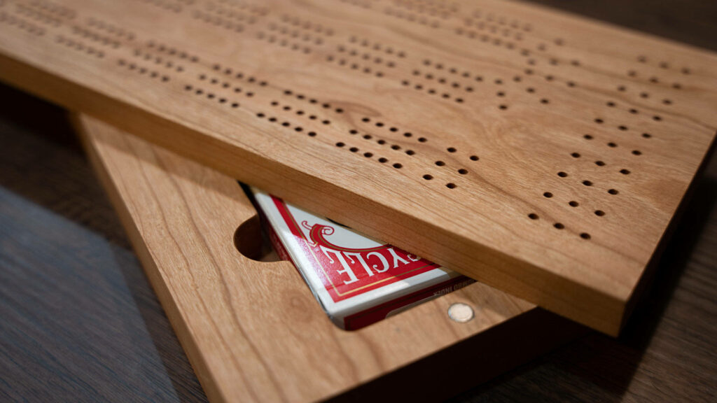 Elegant Wooden Cribbage Set with Bicycle Cards - Classic Design Wallpaper