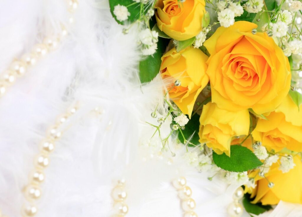 Elegant Yellow Roses & Gypsophila Wallpaper with Pearl Accents