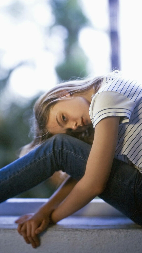 Elle Fanning Wallpaper: Casual Serenity in a Blurred Outdoor Background