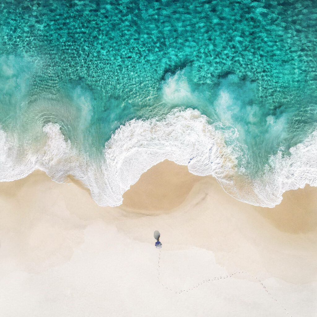Aqua Serenity: Captivating Aesthetic iPad Wallpaper Featuring Picturesque Green Waves