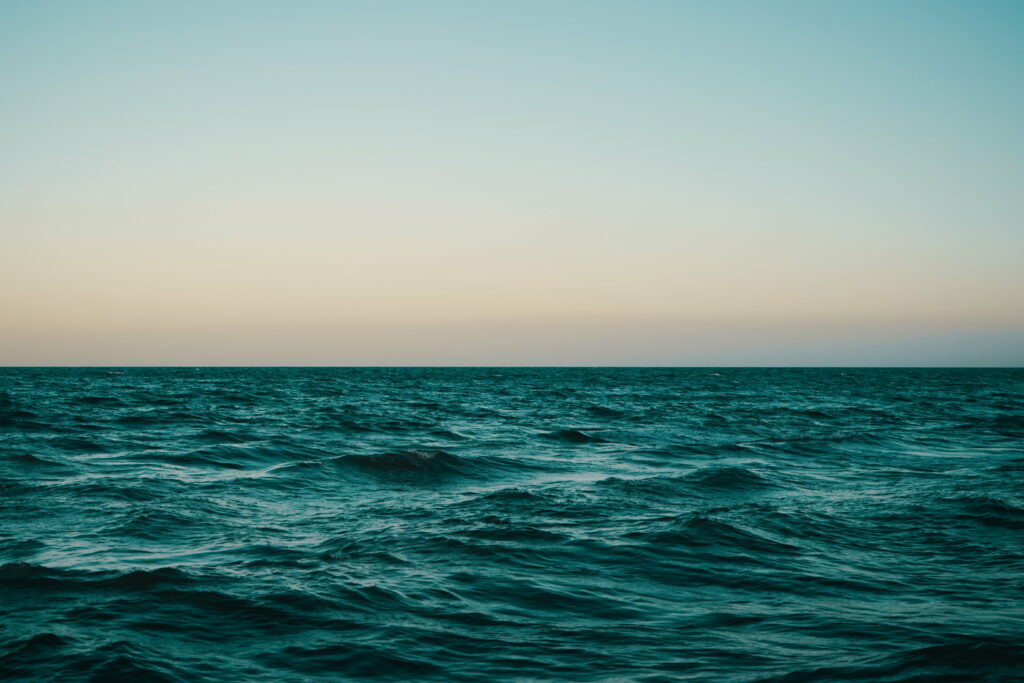 Emerald Waves Meeting the Horizon: Serene 5K Wallpaper Capture