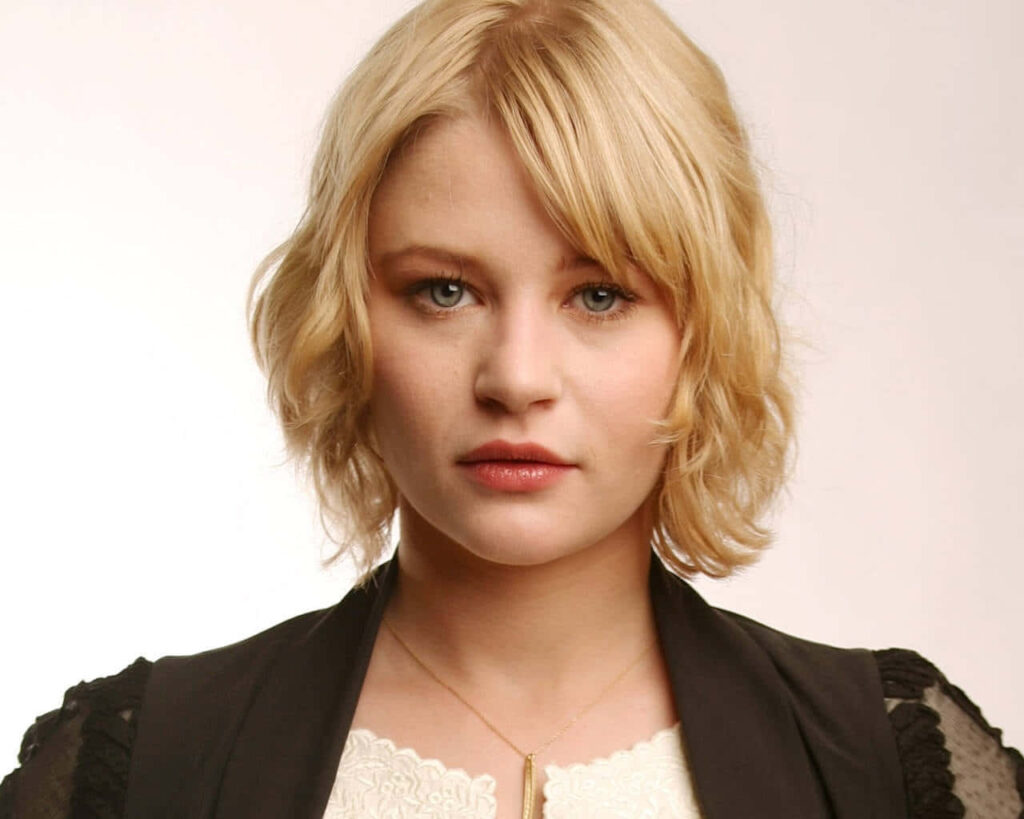 Emilie de Ravin portrait with soft waves hair in elegant black and white outfit on neutral background Wallpaper