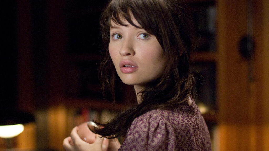 Emily Browning as Anna Ivers in suspenseful scene from 2009 The Uninvited movie wallpaper
