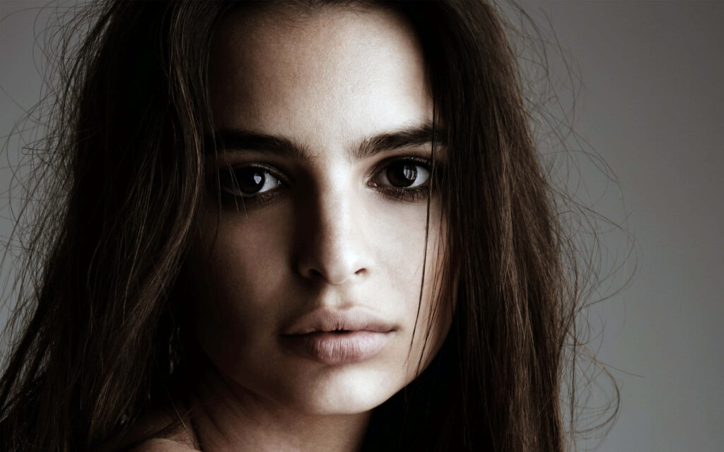Stunning Close-Up of Emily Ratajkowski - Natural Beauty Wallpaper